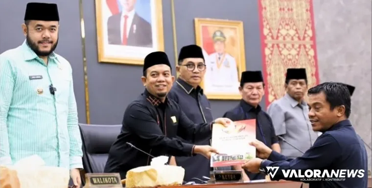 Ketua DPRD Padang, Muharlion menerima laporan Pansus terkait Laporan Keterangan Pertanggungjawaban (LKPj) Walikota Padang Tahun 2024 dalam rapat paripurna, Kamis. (humas)