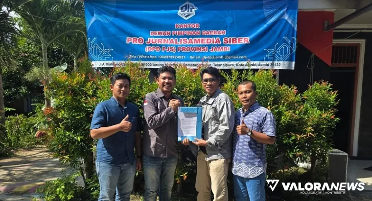 Ketum DPP PJS, Mahmud Marhaba saat mengabadikan penyerahan SK DPD PJS kepada Pengurus Provinsi Jambi, Jumat (18/4/2025). (istimewa)