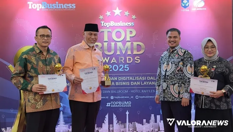 Gubernur Sumbar, Mahyeldi bersama drg Busril (Direktur RSAM), Kuartini Deti Putri (Kabiro Perekonomian) dan Aschari Cahyaditama (Kepala Badan Penghubung) usai menerima penghargaan Top BUMD Award Tahun 2025 di Jakarta, Senin. (humas)