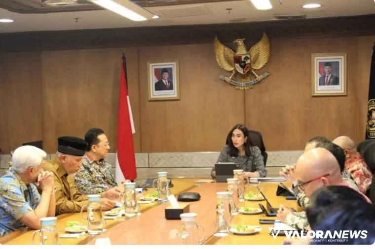 Menteri Pariwisata RI, Widiyanti Putri Wardhana berdialog dengan Gubernur Sumbar, Mahyeldi beserta jajaran, didampingi Irman Gusman (senator DPD asal Sumbar) di Jakarta, Selasa. (humas)