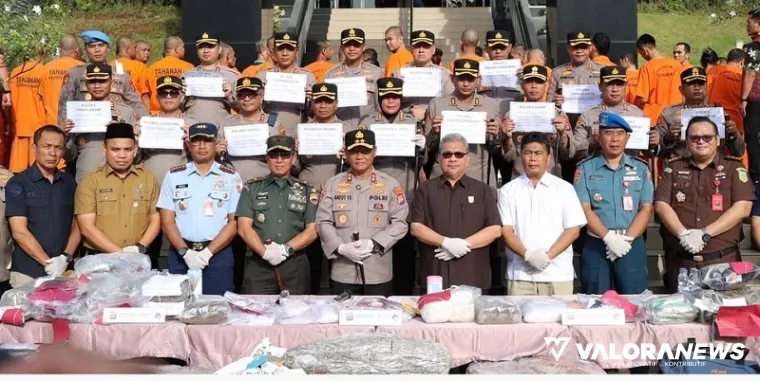 Ketua DPRD Sumbar, Muhidi bersama Irjen Pol Gatot Tri Suryanta (Kapolda) beserta jajaran, foto bersama usai paparan pengungkapkan kasus narkoba sepanjang Januari hingga April 2025 di Mapolda Sumbar, Selasa. (humas)