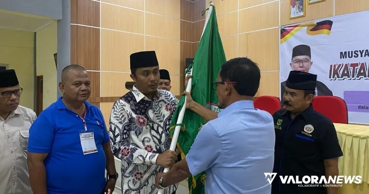 Ketua IPSI Sumbar terpilih, Vasko Ruseimy menerima pataka organisasi pencak silat itu, usai meraih 15 dukungan pengurus cabang pada Musprovlub di Padang, Sabtu. (humas)