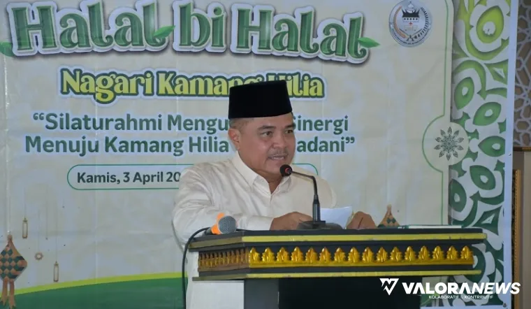 Bupati Agam, Benni Warlis memberikan sambutan pada kegiatan Halal Bihalal masyarakat dan perantau Nagari Kamang Hilia di Masjid Wustha Ampang, Kecamatan Kamang Magek, Kamis. (humas)
