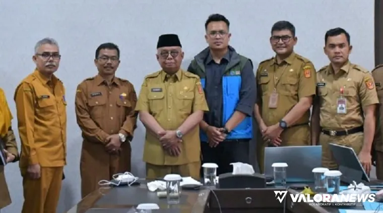Sekda Agam, Edi Busti foto bersama usai pemaparantentang Geopark Ngarai Sianok-Maninjau pada seleksi nasional UNESCO Global Geopark (UGGp) tahun 2025, Senin. (humas)