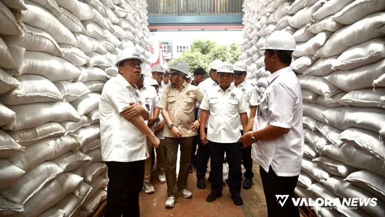 Wakil Ketua Komisi IV DPR RI, Alex Indra Lukman (kiri) dan rombongan, meninjau gudang Bulog di Palembang, saat kunjungan kerja ke Provinsi Sumatera Selatan, Rabu. (humas)