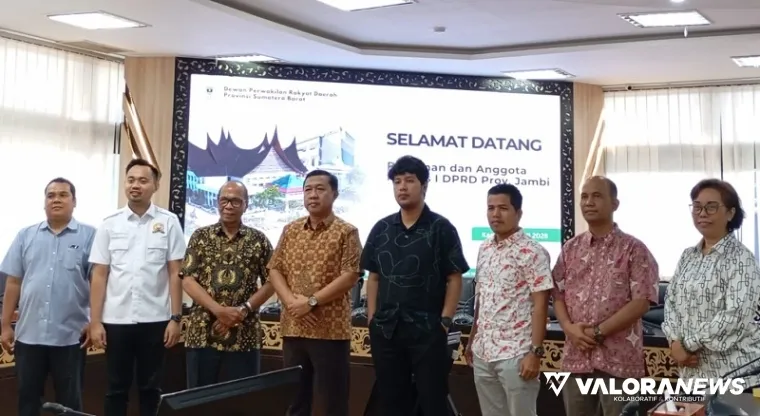 Wakil Ketua Pansus I DPRD Jambi, Zulkifli Linus dan anggota, foto bersama dengan Ketua Tim Pakar DPRD Sumbar, M Nurnas usai dialog di ruang khusus I, Kamis. (humas)