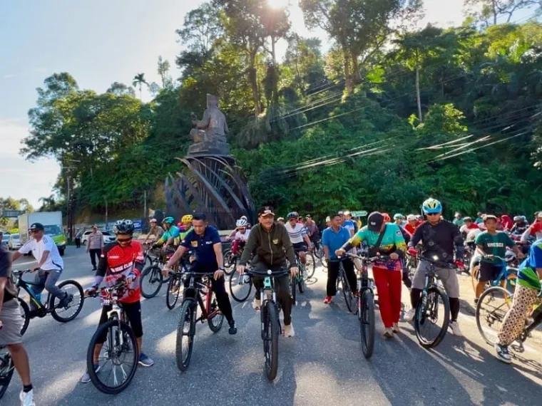 Bupati Hendrajoni (tengah) terlihat ikut dan berbaur dengan pesepeda lain di ajang Fun Bike Festival Langkisau 2025. FOTO: Dok Balai Jurnalis Kabupaten Pesisir Selatan