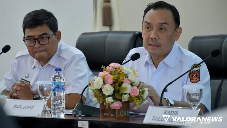Wakil Bupati Agam, Muhammad Iqbal memberikan arahan pada rapat persiapan penilaian KLA, Rabu. (humas)
