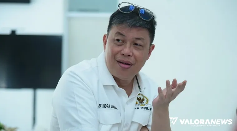 Wakil Ketua Komisi IV DPR RI, Alex Indra Lukman meninjau Sentra Penggilingan Padi Bulog di daerah Karawang, Provinsi Jawa Barat, Rabu. (humas)