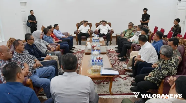 Bupati Agam, Benni Warlis dan Ramlan Nurmatias (Wako Bukittinggi) dan jajaran, gelar rapat persiapan perhelatan Open Race Pacu Kuda tahun 2025 di kediaman Wako Bukittinggi, Ahad. (humas)