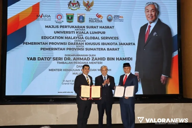Wakil Perdana Menteri Malaysia, Dato&#039; Seri Dr Ahmad Zahid Hamidi saksikan penandantangan LoI antara Gubernur Sumbar, Mahyeldi dengan UniKL dan EMGS di Grand Ballroom Hotel Grand Hyatt, Jakarta, Senin. (humas)