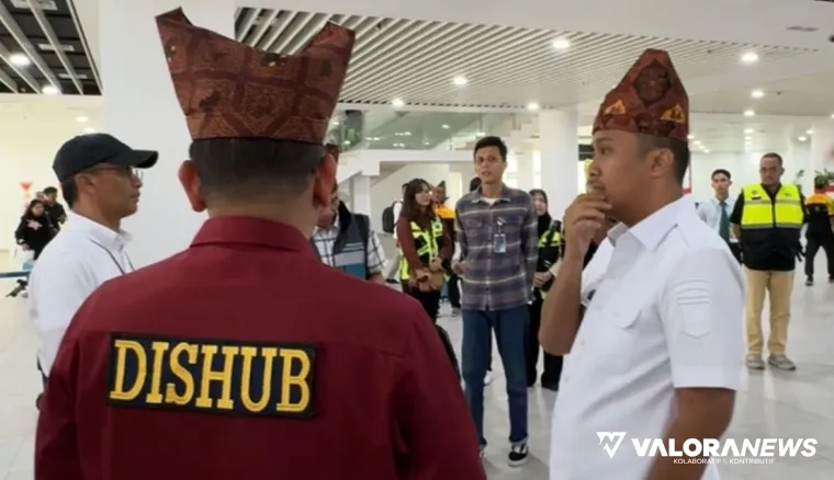Wagub Sumbar, Vasko Ruseimy didampingi Kadishub Sumbar, Dedy Dialantoni, meninjau terminal BIM pada implementasi penggunaan Bahasa Minang pada pengumuman kedatangan dan keberangkatan penerbangan, beberapa waktu lalu. (humas)