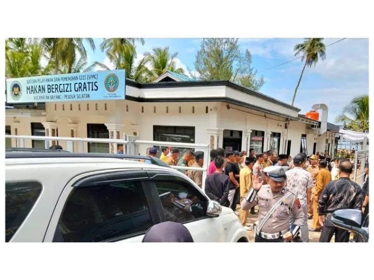 Bupati Pesisir Selatan Hendrajoni (pakai topi paling kanan) meresmikan operasional Dapur MBG di Kecamatan Bayang, Senin (28/4/2025). FOTO: tusrisep