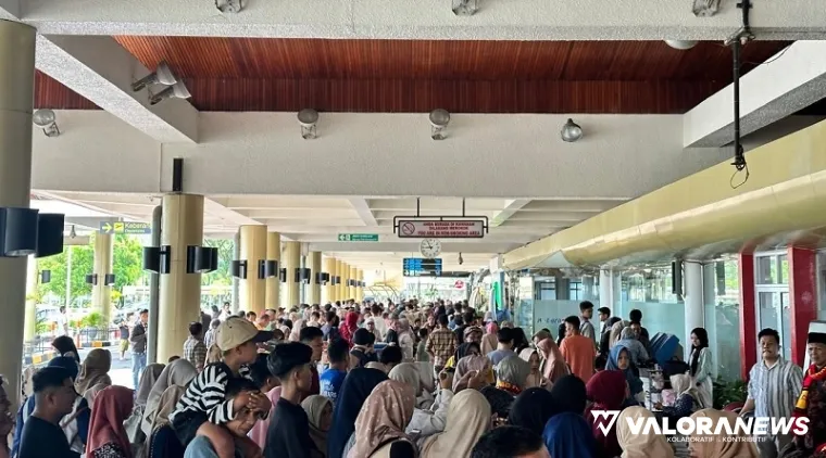 Penumpang jasa bandara memadati Curbside Terminal BIM pada Jumat kemarin. Tercatat, jumlah penumpang mencatatkan rekor baru. (humas)