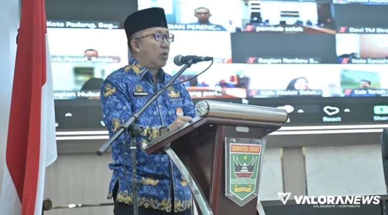 Sekdaprov Sumbar, Yozawardi Usama Putra memberikan arahan pada rapat forum perangkat daerah untuk penajaman Renstra Sekretariat Daerah Provinsi dan Kabupaten/Kota se-Sumbar di aula kantor gubernur, Kamis. (humas)