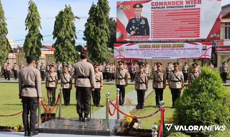 Kapolres Pasbar, AKBP Agung Tribawanto memimpin upacara serah terima jabatan sejumlah PJU di halaman Mapolres, Sabtu. (humas)