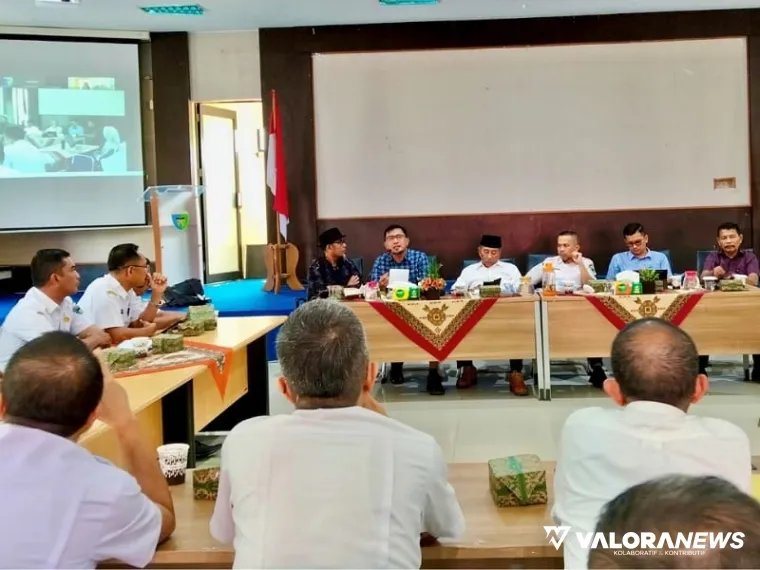 Kepala Bapedalitbang Pessel, Hadi Susilo (empat dari kanan) bersama anggota TPPD setempat, memberikan pendalaman pemahaman terkait 5 Program Pro Rakyat ke OPD dan Wali Nagari, di Sago, Painan, Rabu (30/4/2025). FOTO: tusrisep