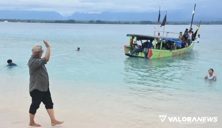 Sekda Agam, Edi Busti meninjau destinasi wisata pantai di Pasia Tiku, Kecamatan Tanjung Mutiara, Sabtu (6/4/2025). (humas)