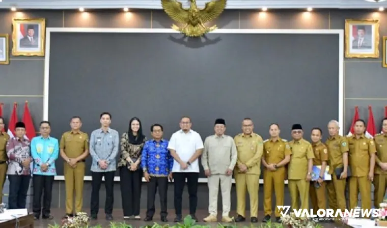 Menteri ATR/BPN, Nusron Wahid, Andre Rosiade (anggota DPR) foto bersama dengan para kepala daerah se-Sumbar pada kegiatan Rakor yang digelar di ruang rapat istana gubernur Sumatera Barat, Padang, Senin. (humas)