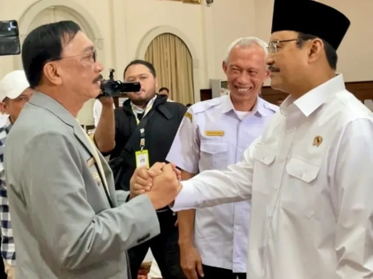 Bupati Pesisir Selatan Hendrajoni bertemu Menteri Sosial Saifullah Yusuf di Kantor Kemensos di Jakarta, Rabu (23/4/2025). FOTO: Dok Bagian Prokopim Pemkab Pessel