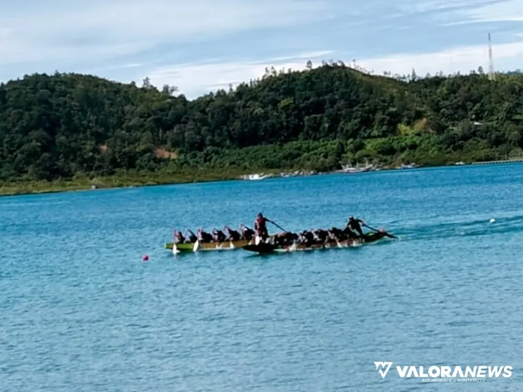 Dua perahu peserta Lomba Selaju Sampan Festival Langkisau 2025 terlihat berpacu di lintasan laut, Pantai Carocok Painan, usai dilepas Bupati Hendrajoni, Kamis (17/4/2025). FOTO: tusrisep
