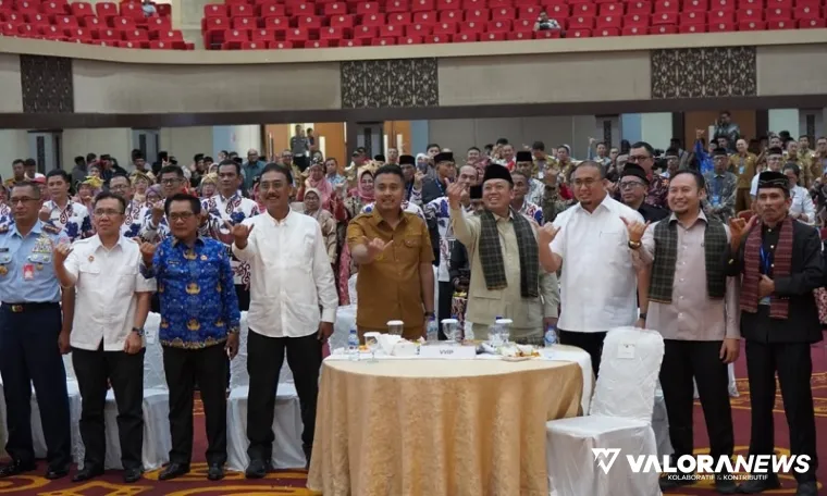 Wagub Sumbar, Vasko Ruseimy foto bersama dengan Menteri ATR/BPN, Nusron Wahid dan peserta Sosialisasi Pengadministrasian dan Pendaftaran Tanah Ulayat yang digelar di Padang, Senin. (humas)