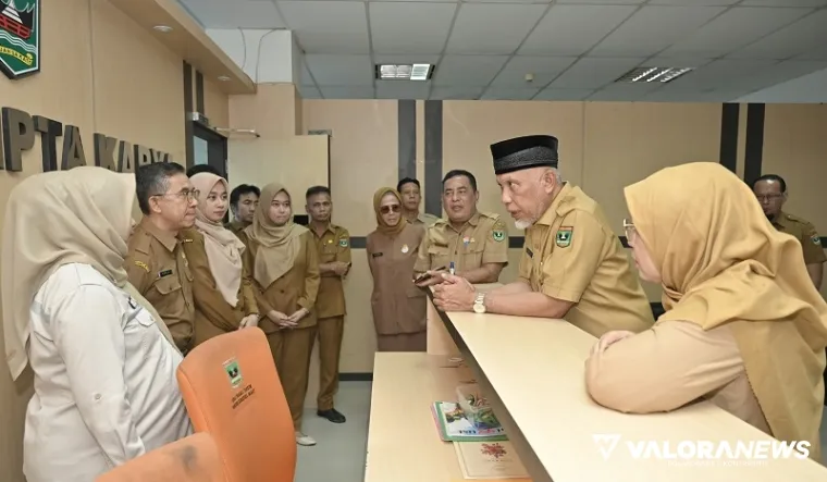 Gubernur Sumbar, Mahyeldi berdialog dengan ASN yang bertugas di loket layanan publik saat sidak ke Dinas BMCKTR dan Perkimtan, Selasa. (humas)