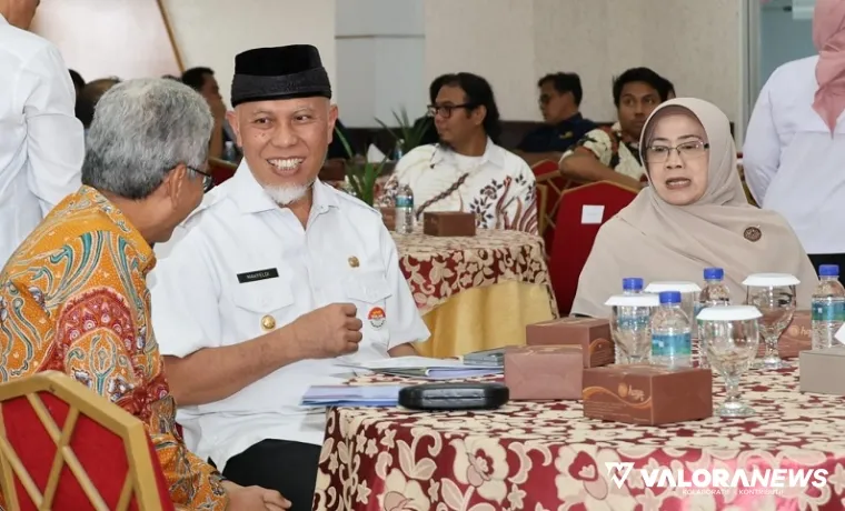Gubernur Sumbar bersama Kakanwil DJPb Sumbar, Syukriah HG dan lainnya, pada seminar tentang kebijakan luar negeri dan pembangunan nasional yang dilaksanakan Kemenlu di Kantor Wilayah Ditjen Perbendaharaan Sumatera Barat secara hybrid, Rabu. (humas)