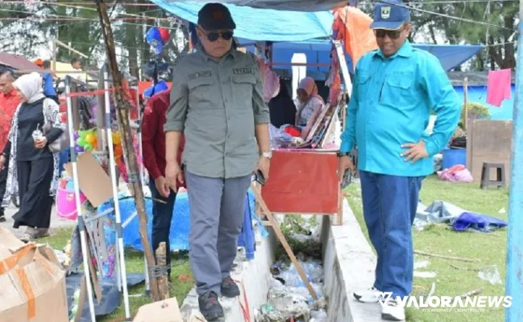 Sekda Agam, Edi Busti menemukan tumpukan sampah di saluran drainase di objek wisata Pantai Tiku saat mendampingi Tim 4 Pemprov Sumatera Barat yang melakukan monitoring objek wisata, Rabu. (humas)
