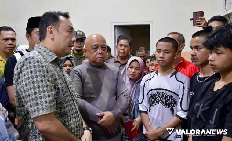 Wakil Bupati Agam, Muhammad Iqbal berdialog dengan sejumlah pelajar yang kehilangan temannya saat mandi-mandi di Pantai Ujuang Tanjuang Tiku, Sabtu malam. (humas)