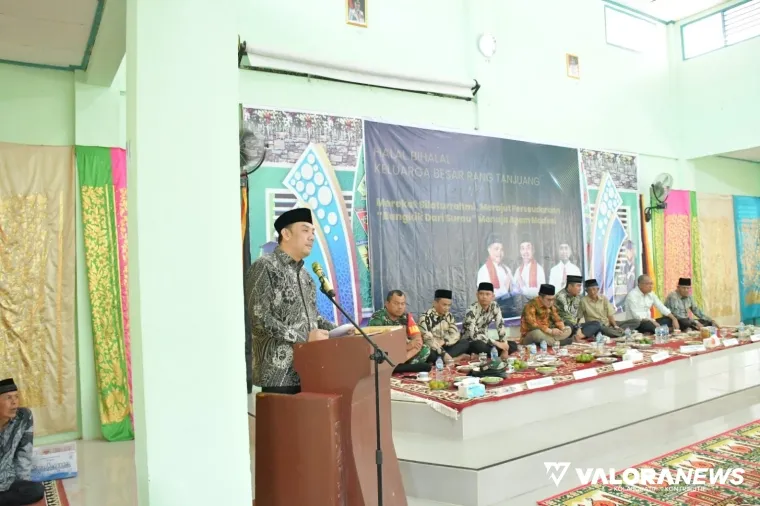 Wabup Agam, Muhammad Iqbal memberikan sambutan pada kegiatan Halal Bihalal (HBH) Keluarga Besar Rang Tanjuang se-Kabupaten Agam Wilayah Barat, di Aula SMKN 1 Tanjung Raya, Ahad. (humas)