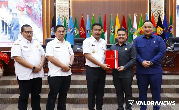 Wagub Sumbar, Vasko Ruseimy menyerahkan dokumen RPJMD 2025-2029 pada Wakil Ketua DPRD Sumbar, M Iqra Chissa usai rapat paripurna, Rabu. (humas)