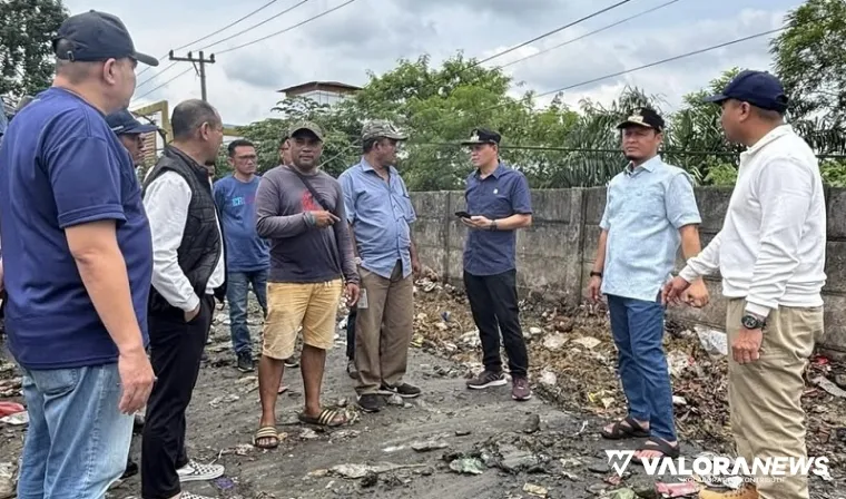 Wako Pekanbaru, Agung Nugroho beserta Kasat Reskrim Polresta Pekanbaru, tinjau lokasi TPS liar di Jl Sukarno Hatta, Kamis. (humas)