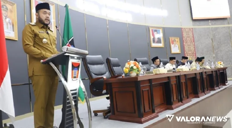 Wali Kota Padang, Fadly Amran menyampaikan nota pengantar 3 Ranperda pada sidang paripurna DPRD Padang, Senin. Rapat paripurna ini dipimpin Ketua DPRD Padang, Muharlion. (humas)