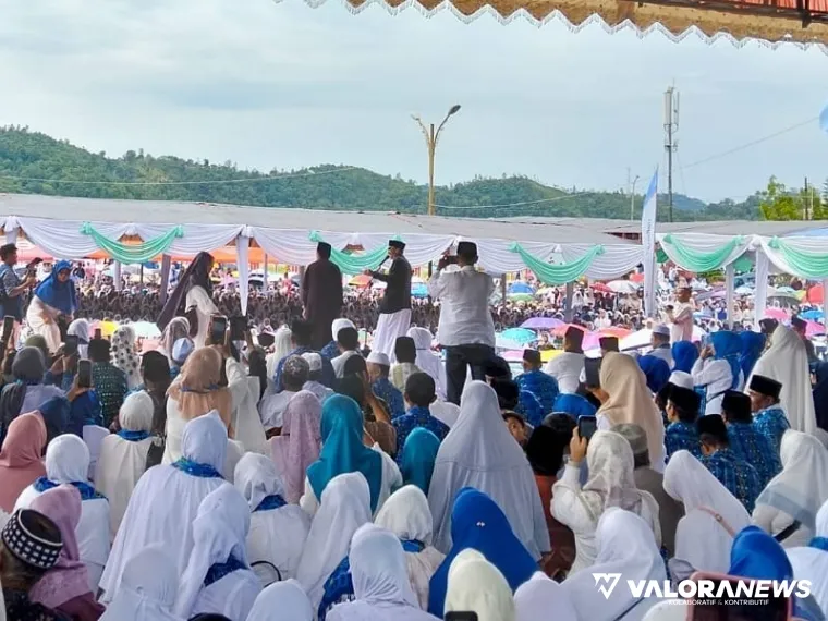 Ustadz Syam dan Bupati Hendrajoni, saat menyapa jamaah BKMT Se Sumbar,  wisatawan, dan masyarakat di Pantai Carocok Painan, Pessel, Sumbar, Minggu (13/4/2025). FOTO: tusrisep