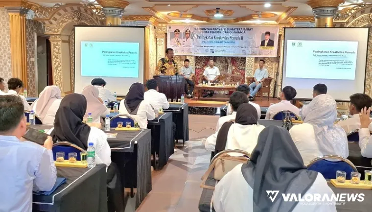 Anggota Fraksi Partai Golkar DPRD Sumbar, Zulkenedi Said memberikan sambutan pada pelatihan Pelatihan Barista Bagi Pemuda 2025. di Hotel Sultan Bukittinggi, Ahad. Pelatihan ini diikuti 36 peserta dari tanggal 27 hingga 30 April 2025. (humas)
