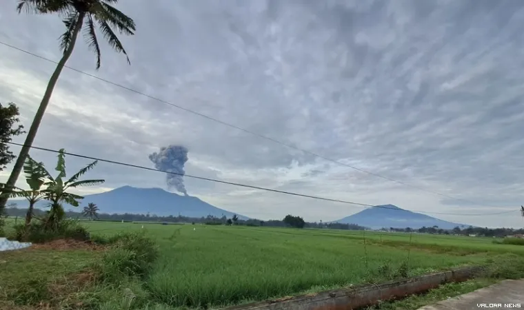 Letusan Gunung Marapi dengan latar Gunung Singgalang pada Kamis pagi sekitar pukul 07.12 WIB. 