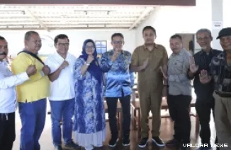 Wakil Ketua DPRD Sumbar, Evi Yandri foto bersama dengan pengurus Pengcab IPSI se-Sumatera Barat usai pertemuan silaturahmi di salah satu restoran di Padang, Senin. (humas)