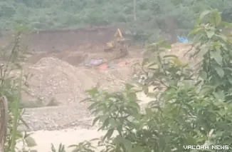 Alat berat jenis ekskavator tengah mengeruk badan Sungai Batahan untuk mencari emas secara ilegal. (istimewa)