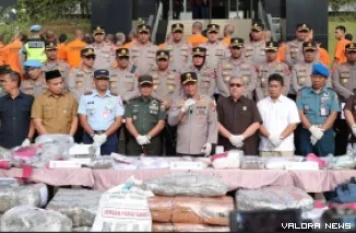 Kapolda Sumbar, Irjen Gatot Tri Suryanta melakukan ekspose pengungkapan kasus narkoba dari Januari hingga April tahun 2025 ini, di lapangan Apel Mapolda Sumbar, Selasa pagi. (humas)