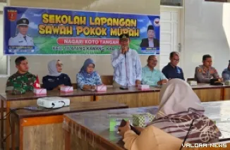 Kabid Tanaman Pangan Dinas Pertanian Agam, Imrefli membuka kegiatan SL SPM Tahun 2025 di halaman Masjid Nurul Islam, Jorong Gantiang, Nagari Koto Tangah, Kecamatan Tilatang Kamang, Kamis. (humas)