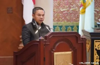 Gubernur Riau, Abdul Wahid menyampaikan jawaban atas pandangan umum fraksi DPRD Provinsi Riau terhadap Laporan Keterangan Pertanggungjawaban (LKPJ) Kepala Daerah Tahun 2024 dalam rapat paripurna, Senin. (humas)