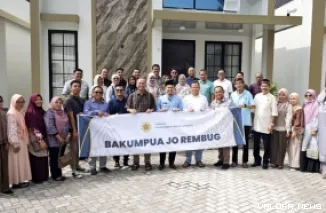 Ketua Kagama Paliko terpilih, Ahlul Badrito Resha foto bersama dengan Heru Sumaryanto (Ketua Kagama Pengda Sumbar) dan alumni Kagama lainnya, usai silaturahmi dan temu rembug di Annisa Homestay, Ahad. (istimewa)