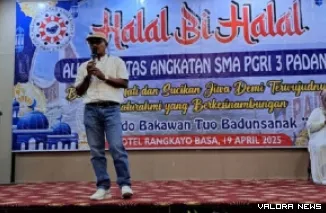 Ketua Alumni Lintas Angkatan (ALA) SMA PGRI 3 Padang, memberikan sambutan pada acara Halal Bihalal di Hotel Rangkayo Basa, Sabtu. (humas)