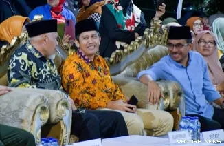 Gubernur Sumbar, Mahyeldi bersama Hamdi (Plt Asisten III Setda Agam), Barlius (Kadisdik Sumbar) pada kegiatan malam keakraban Taragak Basuo Alumni SMAN 1 Tilatang Kamang, Kamis malam. (humas)