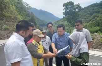 Ketua Komisi IV DPRD Sumbar, Doni Harsiva Yandra bersama Dinas PUPR Sumbar, meninjau lokasi pengerjaan jalan Alahan Panjang di Kabupaten Solok ke Bayang di Pesisir Selatan, kemarin. (humas)