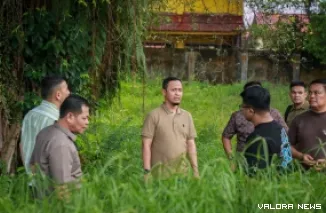 Wako Pekanbaru, Agung Nugroho di antara semak belukar yang telah memenuhi eks kantor Dinas Kesehatan (Dinkes) Kota Pekanbaru di persimpangan Jalan Melur, Sukajadi, Ahad. (humas)