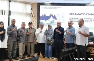 Ketua Bamus DPRD Limapuluh Kota, Deni Azra dan rombongan, foto bersama dengan Anggota Komisi IV DPRD Sumatera Barat, Muzli M Nur usai pertemuan di ruang khusus I, Selasa. (humas)
