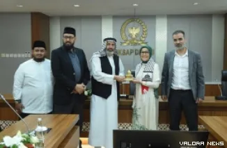 Anggota BKSAP DPR RI, Eva Monalisa, bertukar cenderamata saat bertemu dengan delegasi Palestina, di Gedung Nusantara III, Senayan, Jakarta, Selasa. (humas)