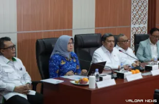 Kepala BPJPH, Ahmad Haikal Hasan memberikan keterangan tentang temuan bahan pangan mengandung unsur babi (porcine) di Jakarta, Senin (21/4/2025). (humas)
